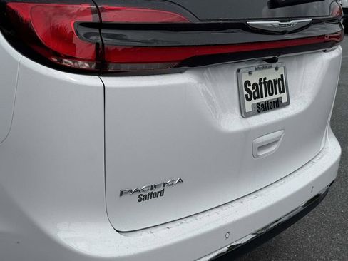 New 2026 Chrysler Pacifica Select image 11