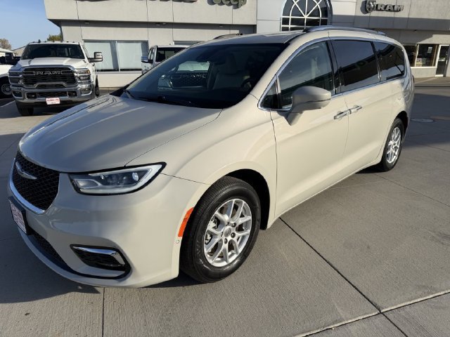 Used 2021 Chrysler Pacifica Touring-L w/ Uconnect Theater Family Group FWD image 5