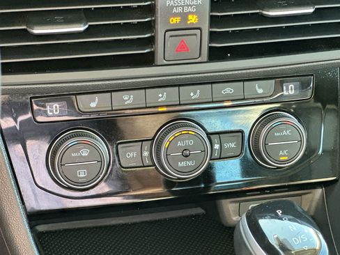 Used 2024 Volkswagen Jetta SE w/ Panoramic Sunroof Package image 18