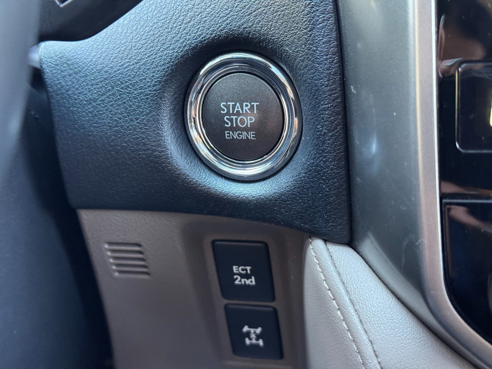Used 2023 Lexus GX 460 Premium w/ Accessory Package AWD/4WD image 25