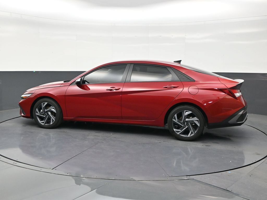 Used 2025 Hyundai Elantra Sport FWD image 2