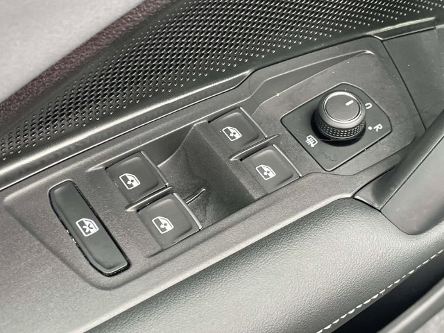 Certified 2026 Volkswagen Tiguan SE FWD image 17