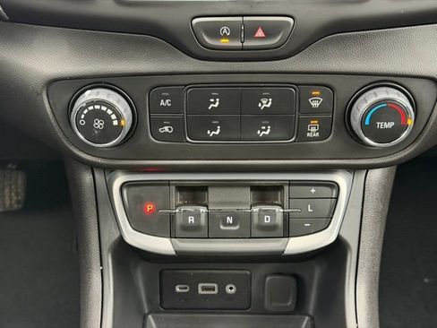 Used 2024 GMC Terrain SLE image 24