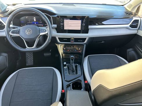 Certified 2025 Volkswagen Taos SE FWD image 12