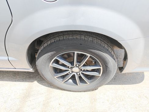 Used 2019 Dodge Grand Caravan GT FWD image 12