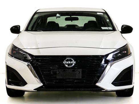 Used 2024 Nissan Altima 2.5 SV FWD image 2