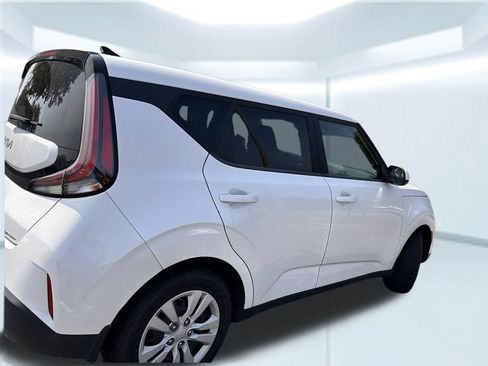 Used 2023 Kia Soul LX FWD image 2