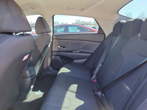 Used 2025 Hyundai Elantra SE FWD image 8