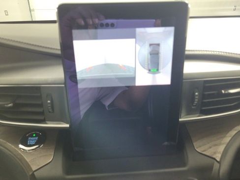 Used 2020 Ford Explorer Platinum w/ Premium Technology Package image 32