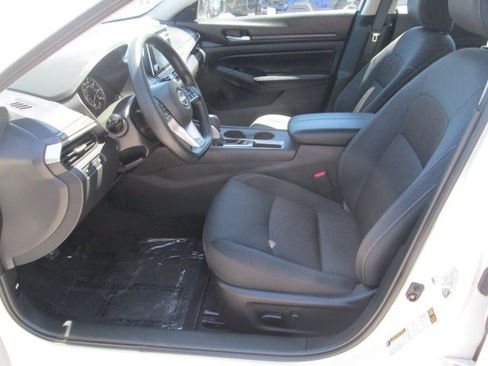 Used 2025 Nissan Altima 2.5 SV FWD image 9