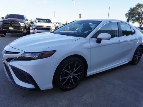 Used 2024 Toyota Camry SE image 3