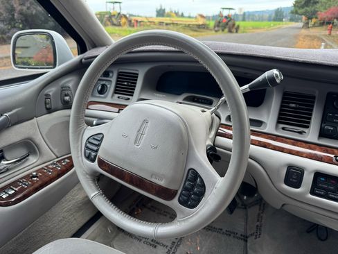 Used 1996 Lincoln Town Car Signature image 18