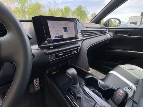 Used 2025 Toyota Camry SE FWD image 19