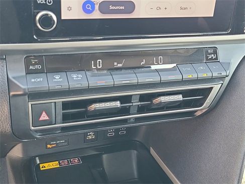 Used 2025 Toyota Camry LE image 32