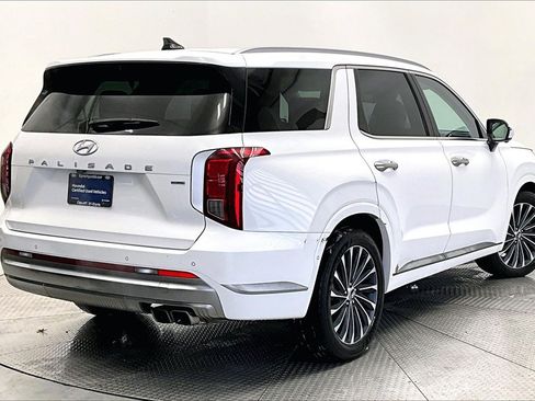Used 2023 Hyundai Palisade Calligraphy image 2