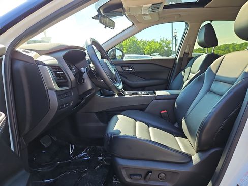 Certified 2023 Nissan Rogue SV w/ SV Premium B Package AWD/4WD image 13