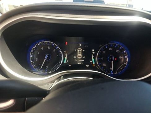 Used 2024 Chrysler Pacifica Touring-L FWD image 12
