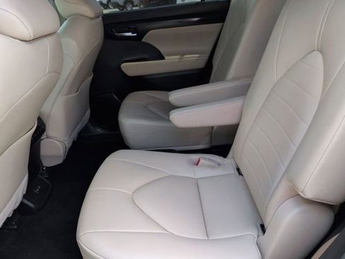 Used 2023 Toyota Highlander XLE FWD image 14