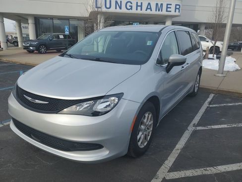 Used 2022 Chrysler Voyager LX image 2