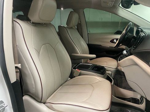 Used 2017 Chrysler Pacifica Limited image 14