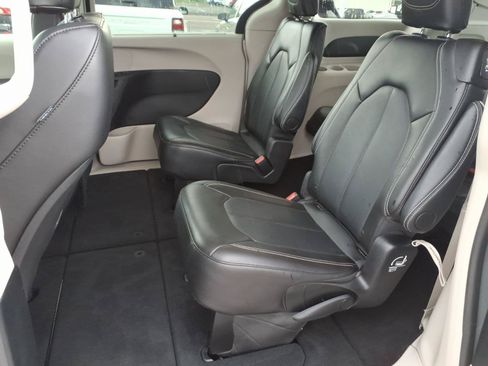 Used 2024 Chrysler Pacifica Touring-L FWD image 12