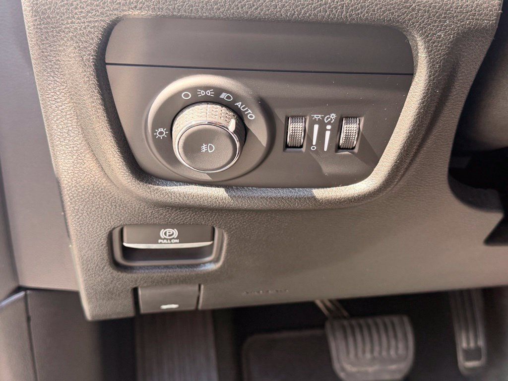 Used 2025 Jeep Grand Cherokee L Limited w/ Black Appearance Package AWD/4WD image 19