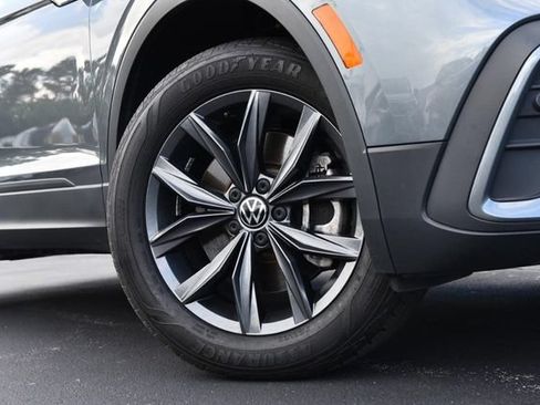 Used 2023 Volkswagen Tiguan SE w/ Panoramic Sunroof Package FWD image 3