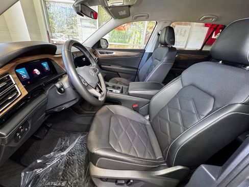 Used 2024 Volkswagen Atlas SE AWD/4WD image 18