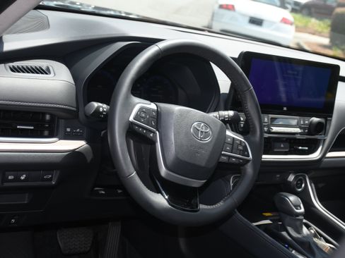 Certified 2025 Toyota Grand Highlander FWD image 9