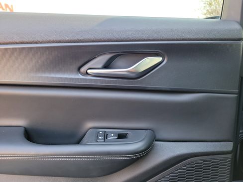 Used 2024 Jeep Grand Cherokee L Laredo image 12