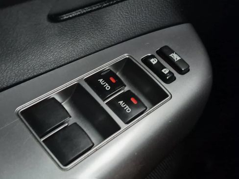 Used 2019 Toyota Sequoia SR5 AWD/4WD image 31