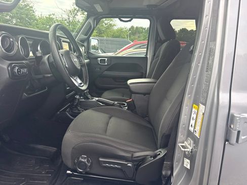 Used 2020 Jeep Gladiator Overland w/ LED Lighting Group AWD/4WD image 3