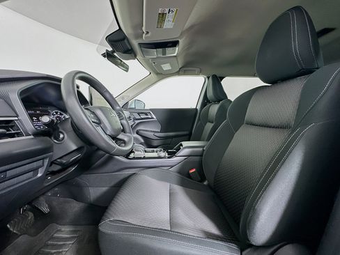 Used 2025 Mitsubishi Outlander ES FWD image 13