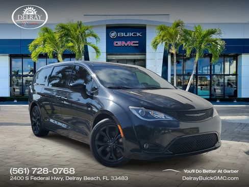 Used 2020 Chrysler Pacifica Touring w/ S Appearance Package image 1