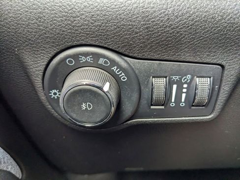 Certified 2025 Jeep Compass Latitude image 51