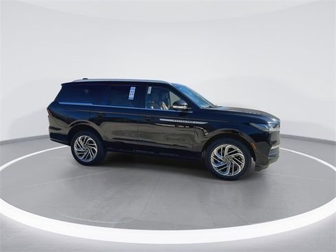 New 2025 Lincoln Navigator Reserve image 2