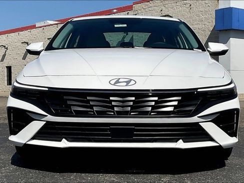 New 2025 Hyundai Elantra Limited image 16