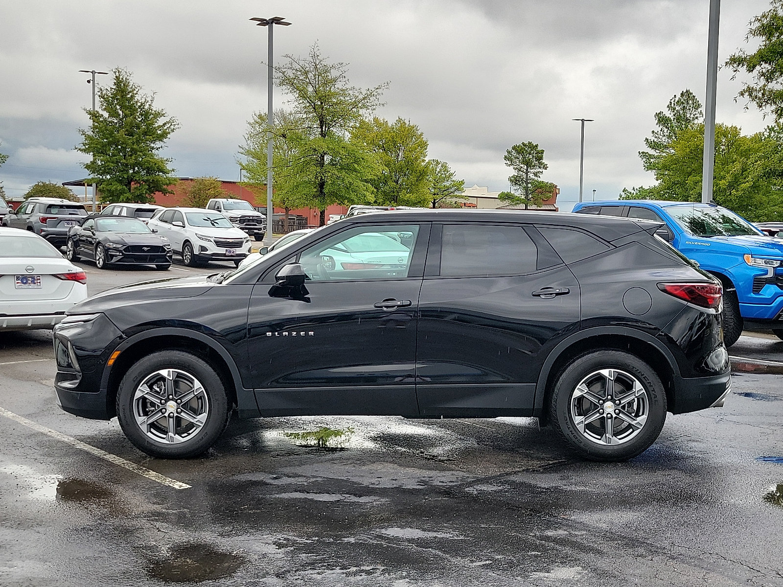 Used 2025 Chevrolet Blazer LT FWD image 3
