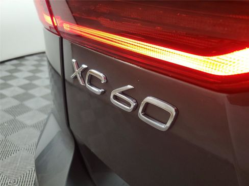 Certified 2026 Volvo XC60 T8 Ultra w/ Climate Package PRO AWD/4WD image 4