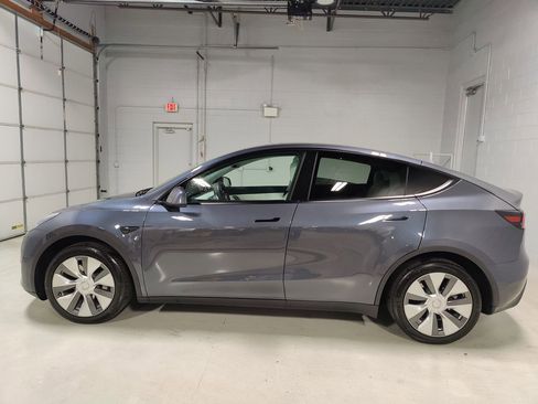 Used 2021 Tesla Model Y Long Range image 18