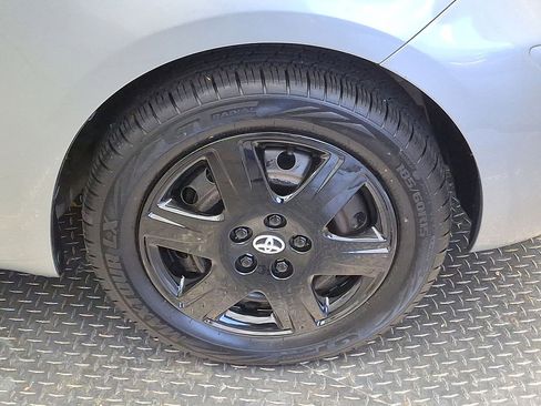 Used 2010 Toyota Yaris 4-Door Hatchback image 27