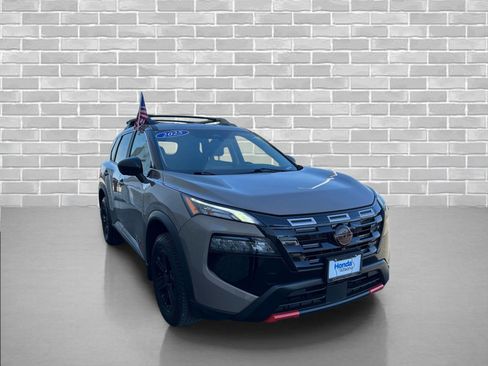 Used 2025 Nissan Rogue SV image 6