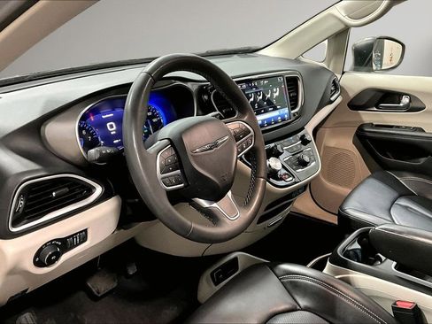 Used 2023 Chrysler Pacifica Touring-L image 18
