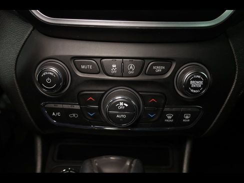 Used 2021 Jeep Cherokee Limited image 27