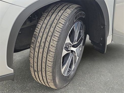 Certified 2024 Toyota Highlander XLE image 32