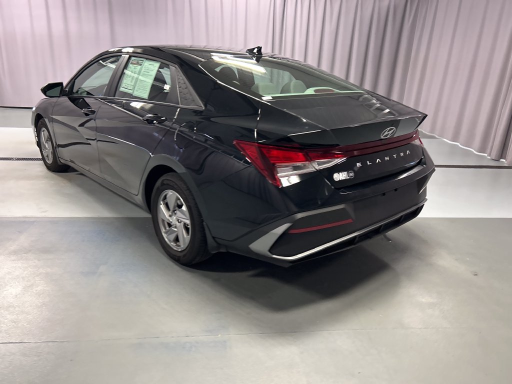 Used 2026 Hyundai Elantra SE FWD image 5