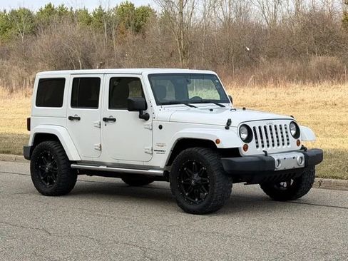 Used 2013 Jeep Wrangler Unlimited Sahara w/ Dual Top Group AWD/4WD image 2