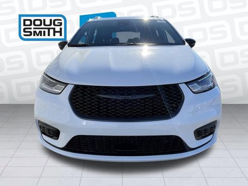 New 2026 Chrysler Pacifica Limited w/ S Appearance Package image 2