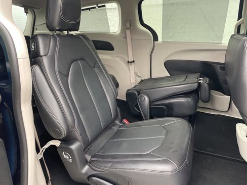 Used 2022 Chrysler Pacifica Touring-L image 15