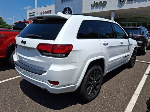 Used 2018 Jeep Grand Cherokee Altitude AWD/4WD image 4